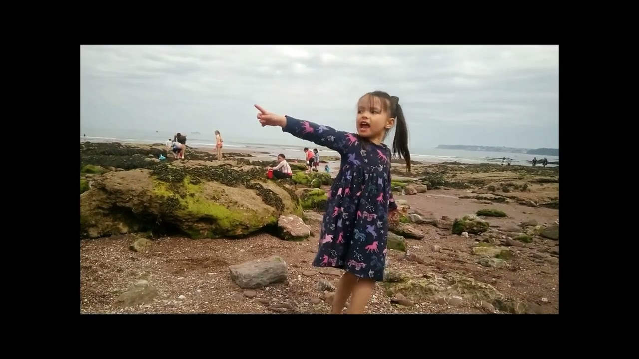 Winkle Picking Filipina, Goodrington Beach, Paignton