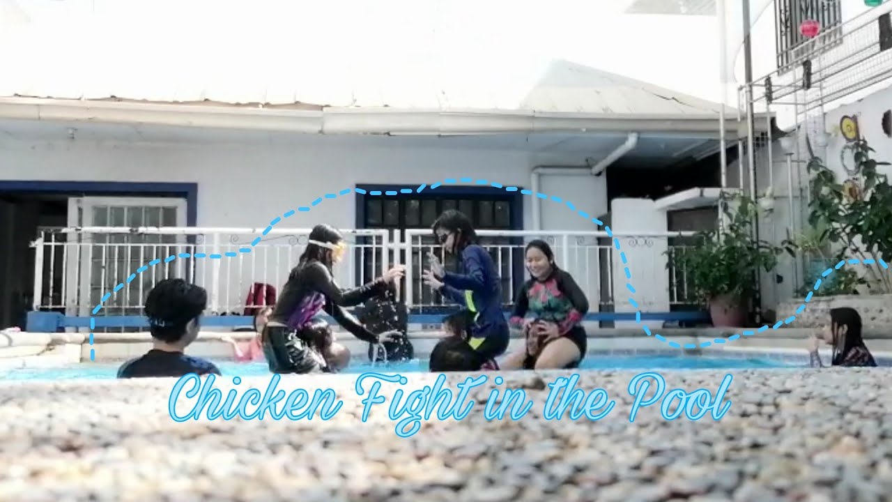 CHICKEN FIGHT in the POOL||Swimming with my friends Part 2
