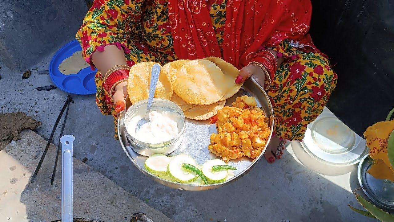 आज मम्मी ने आलू पूरी बनाई 😊