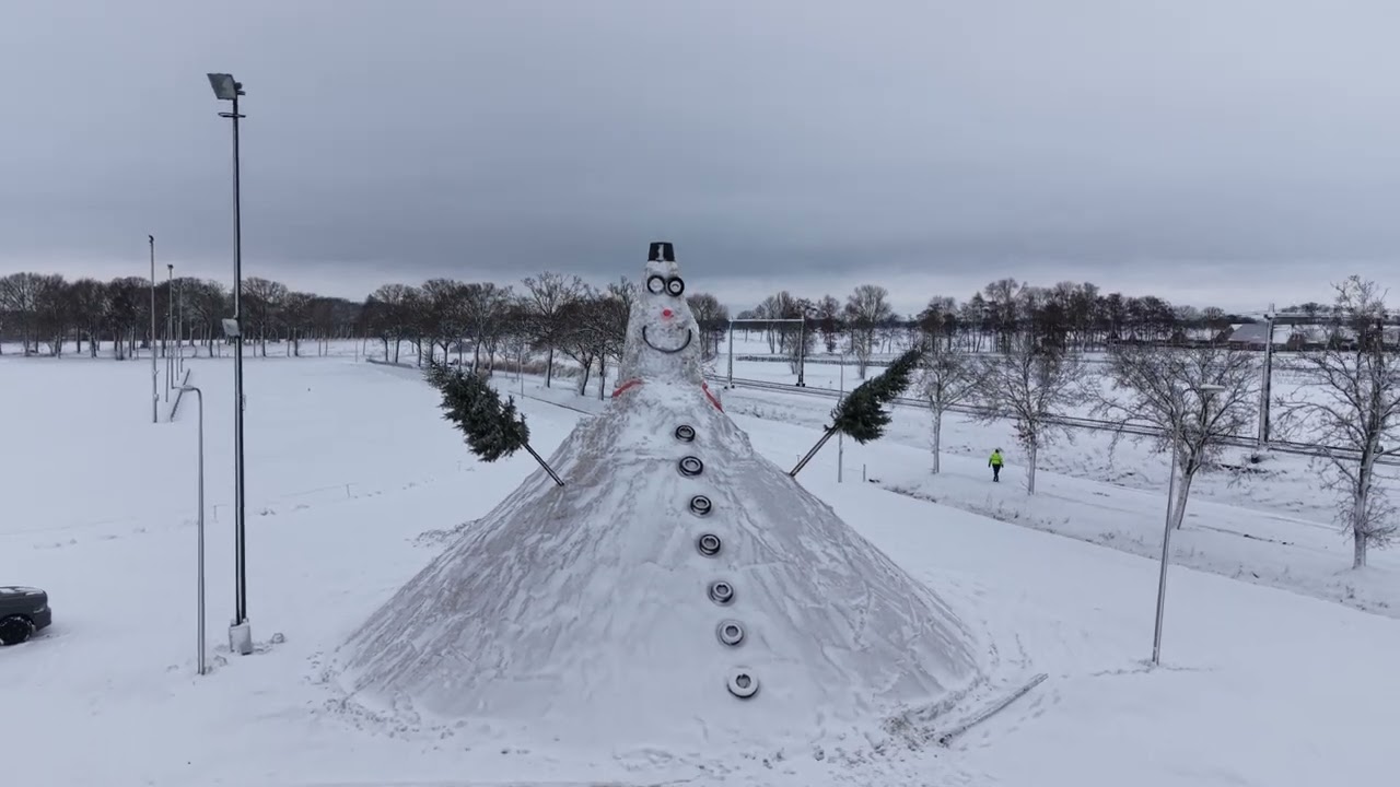 grootste sneeuwpop staphorst 12 meter hoog Drone beelden in 4K