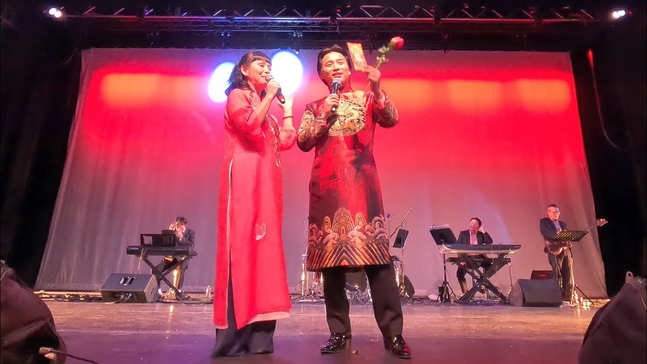 Đan Nguyên lì xì ban nhạc trong show Tết 2025 Xuân Vị Yêu Thương chùa Xá Lợi Maryland