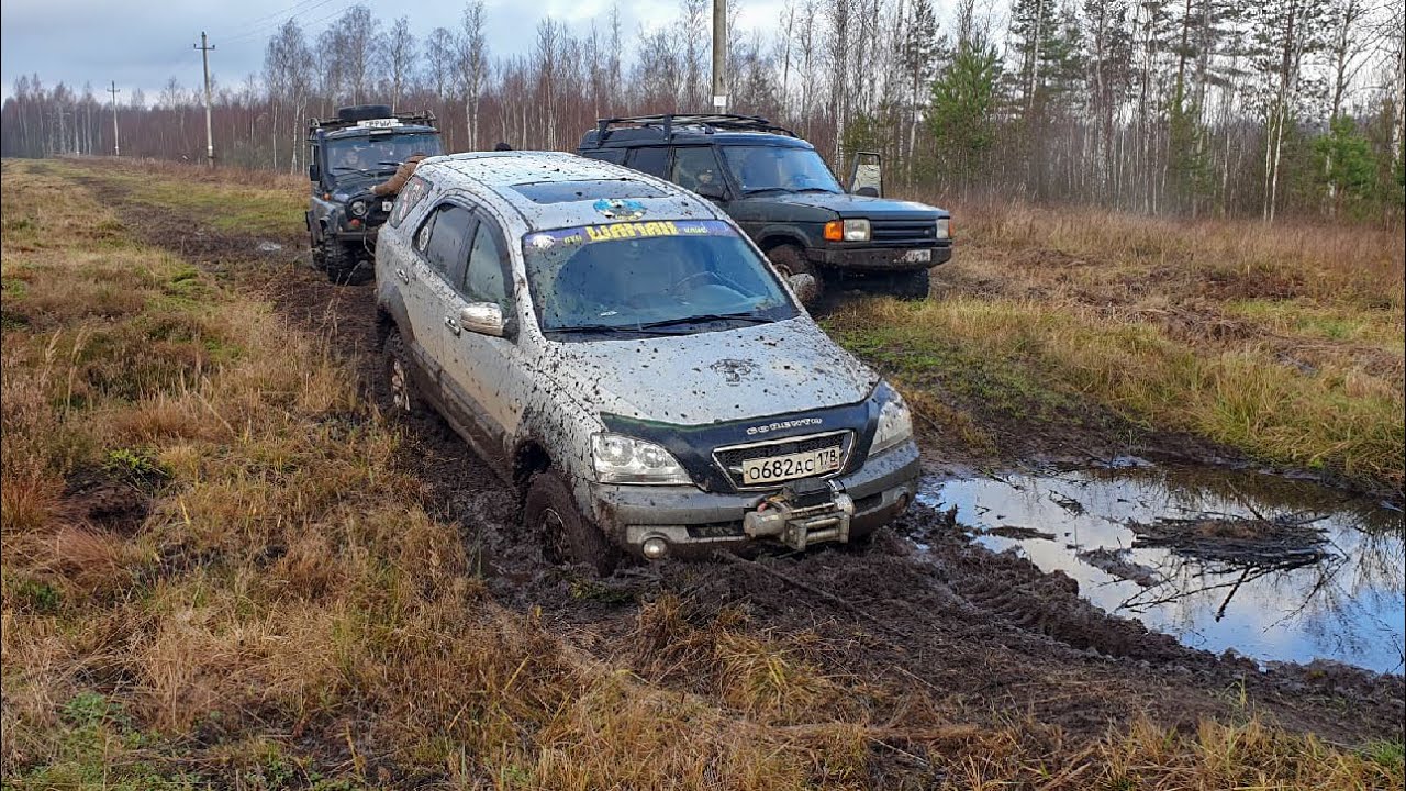 Land Rover и Kia Sorento достойно едут по бездорожью / Rover сорвался с моста