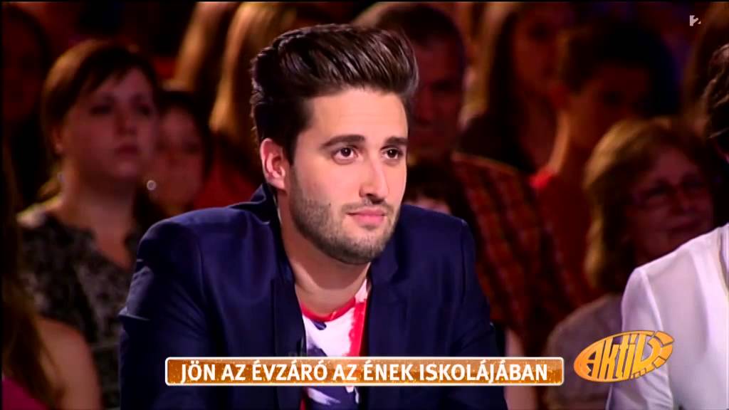 Karczagi Józsika virággal mondott köszönetet Bangó Margitnak - tv2.hu/aktiv