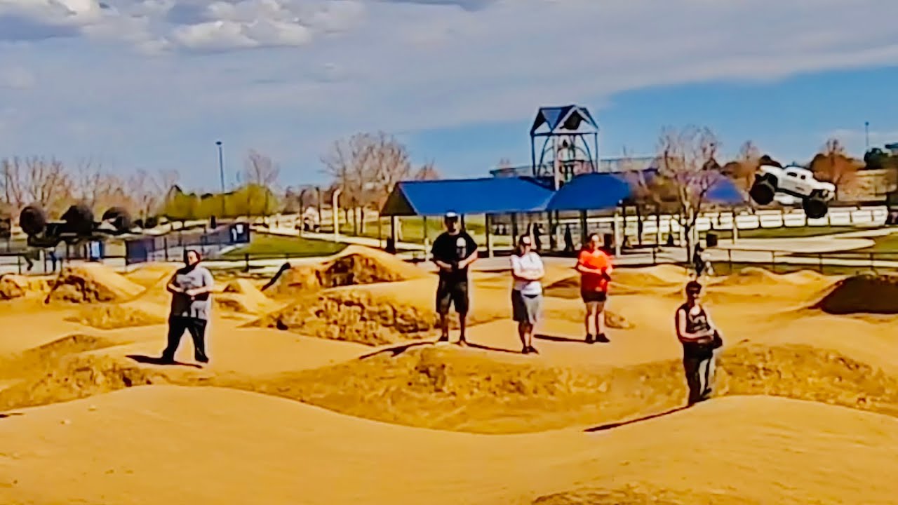 Arrma Kraton EXB 8s monster VS Traxxas Xmaxx 8s monster. Who does it better?