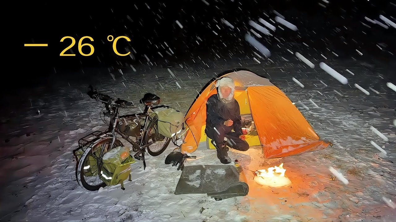 冬季騎行東北去漠河，遭遇下大雪一個人野外露營過夜，膽子太大了