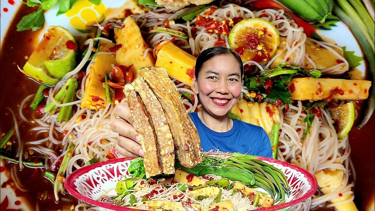 ตำขนมจีนใส่หน่อไม้กินกับหมูกรอบ กรอบของแท้555  24-02-69