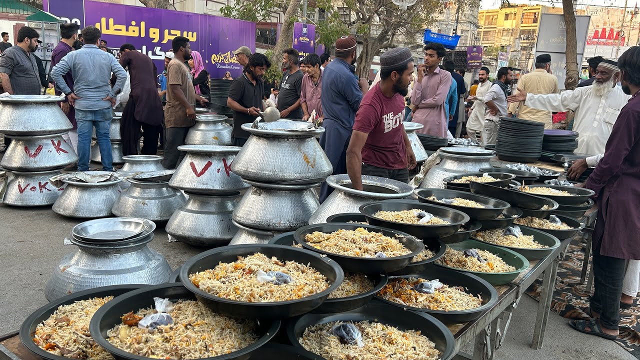 Roadside Biggest Ramadan Iftar In Pakistan | Free Food In Ramadan Karachi | Ramadan Street Food