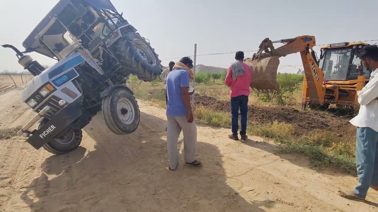 Eicher tractor 🚜 ko tochan karke नीचे उतारा 😮😯 ।  #tractor #tractorstuntvideo #loadingandunloading