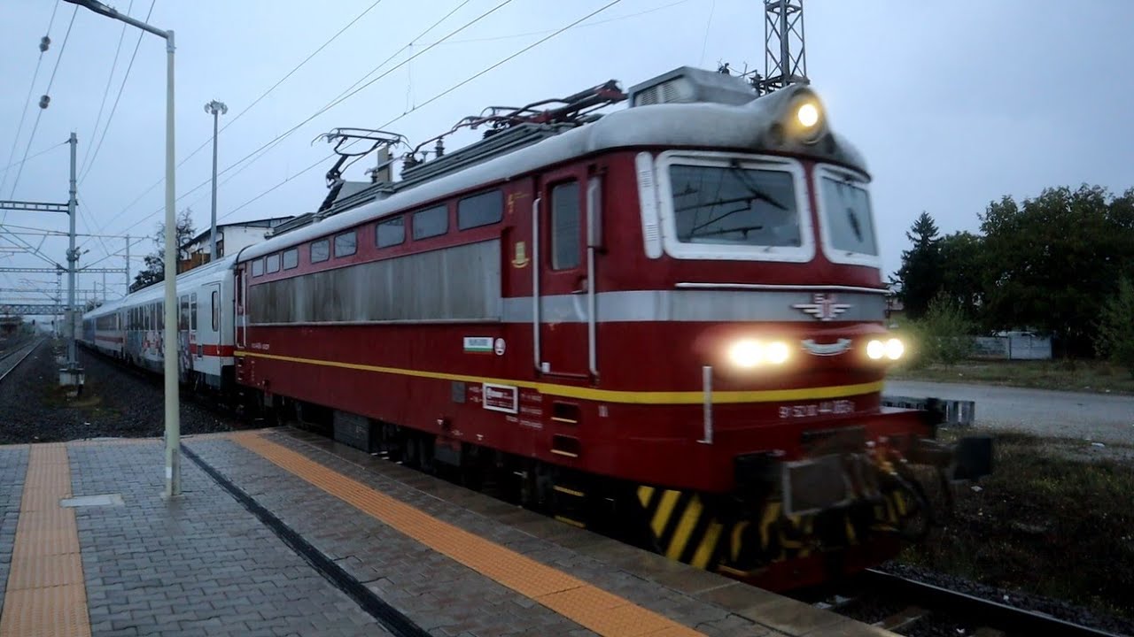Дъждовните ЕВ 3683 и БВ 8626 се разминават на гара Казичене...