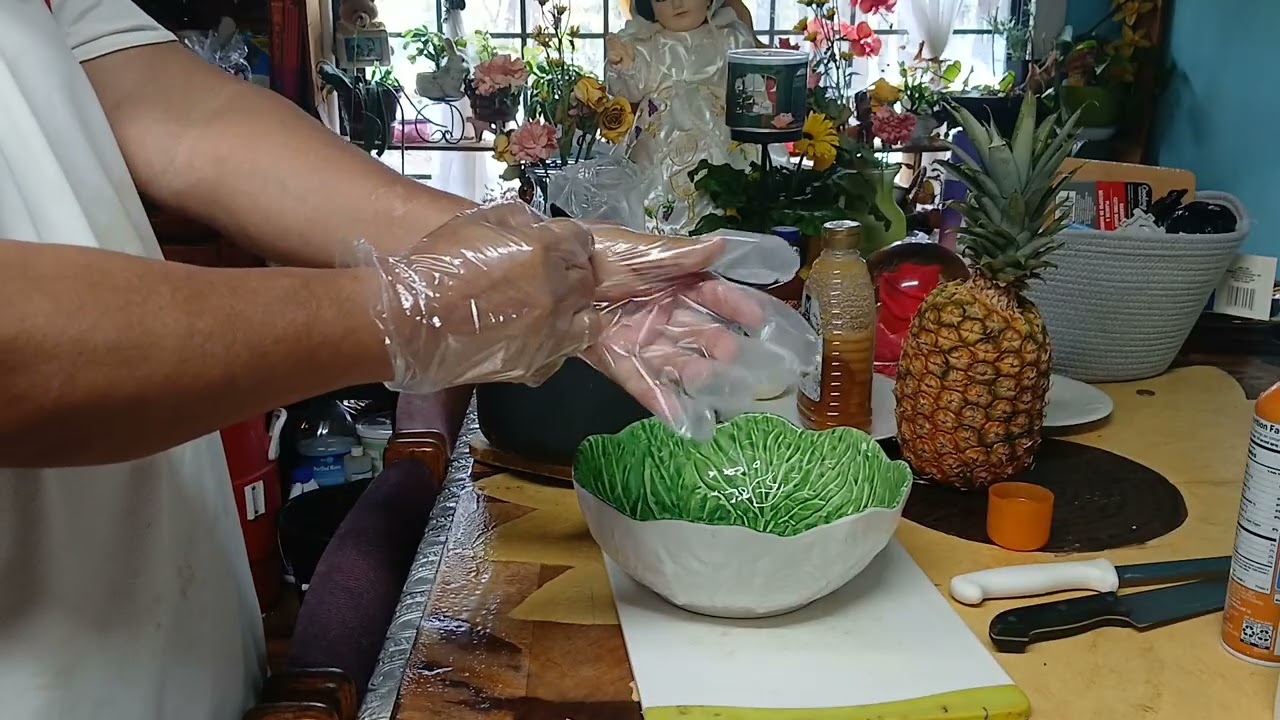 Preparando unas piernas de poyo con barbikiu  y piña 