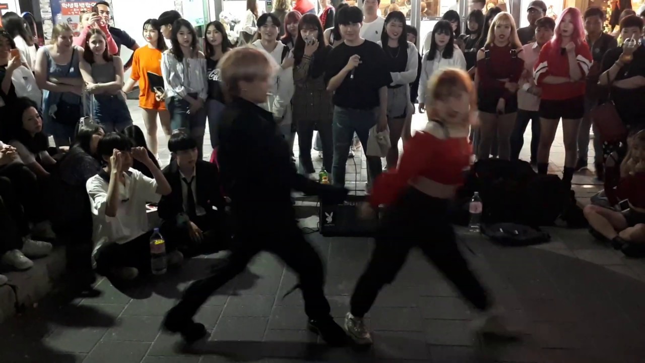 BUSKING TEAM: ENERGIZER🤩.  PRESENTING FANTASTIC COUPLE DANCE TO CHEERING AUDIENCE. SO IMPRESSIVE.