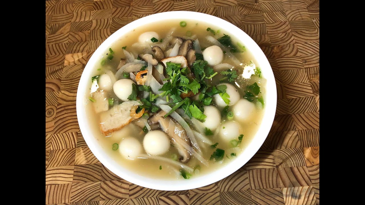 [台山咸湯圓]-是台山地區出名地方小吃，實至名歸，湯圓軟糯而爽口，蘿蔔清甜，湯料味道鮮美，既有湯有肉又有菜，加之軟糯湯圓，品嚐過朋友贊不絕口。