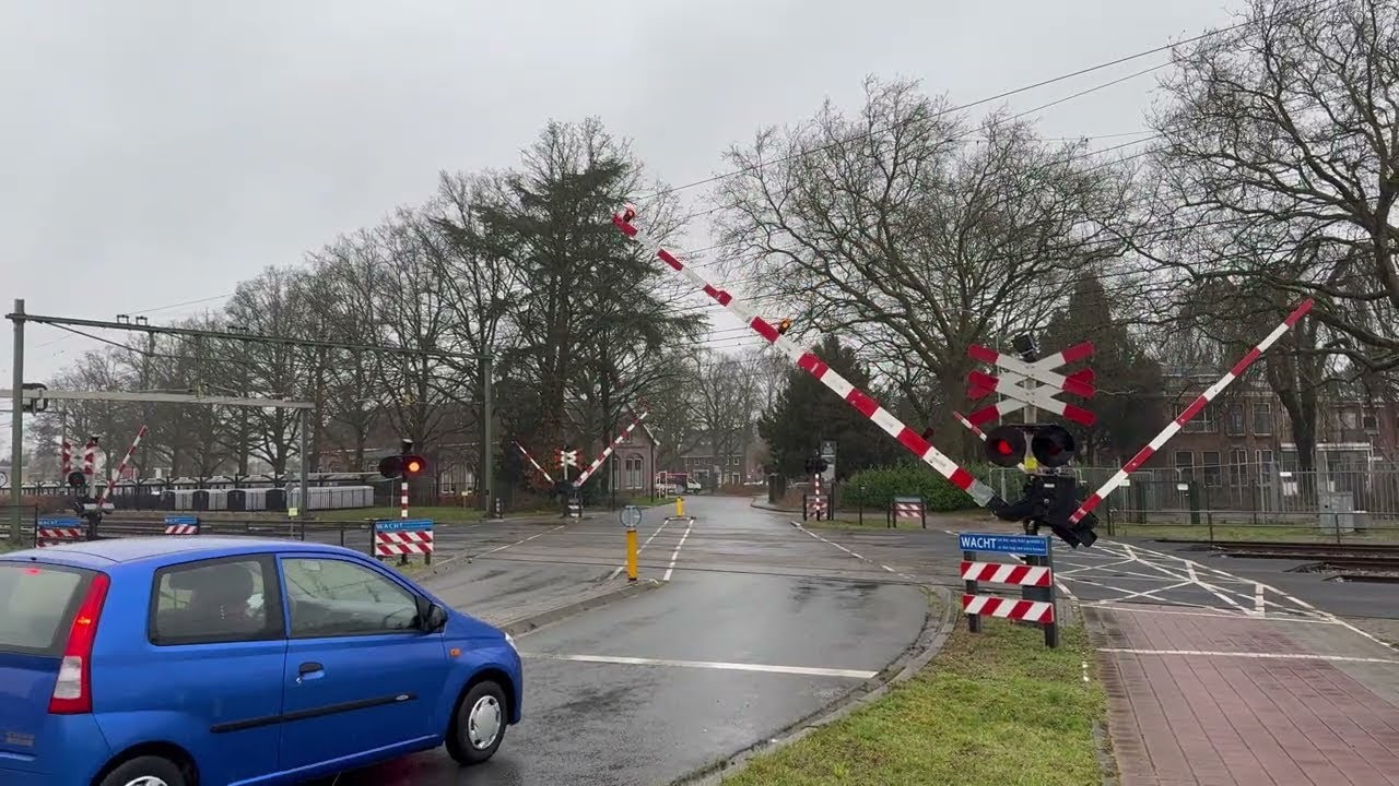 Bahnübergang Stationsplein, Zevenaar (NL) [4K60]