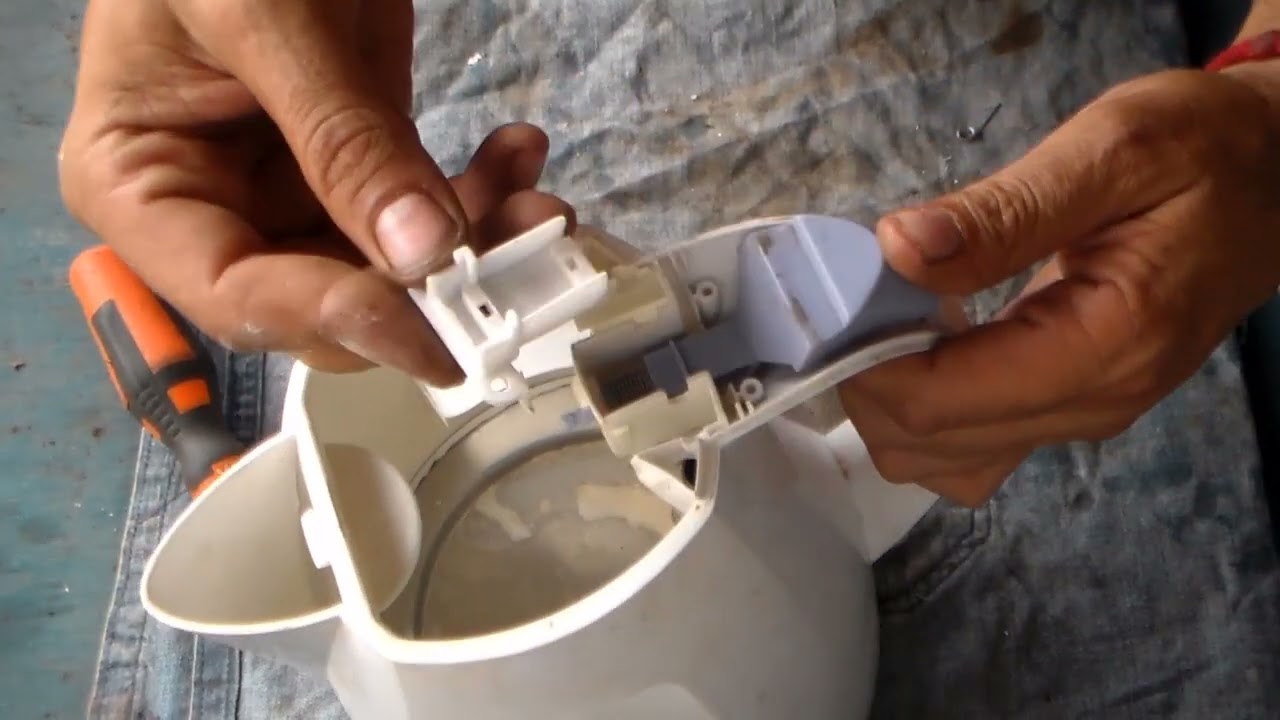 cómo desarmar y arreglar el mecanismo de la tapa de una pava eléctrica,en este caso marca atma