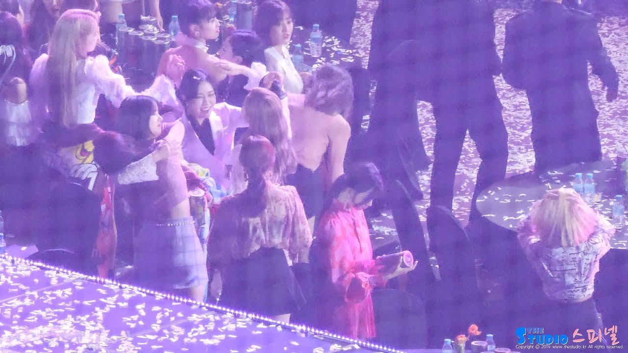 190115 여자친구와 친목하는 트와이스 TWICE 엔딩 Ending 직캠 by Spinel