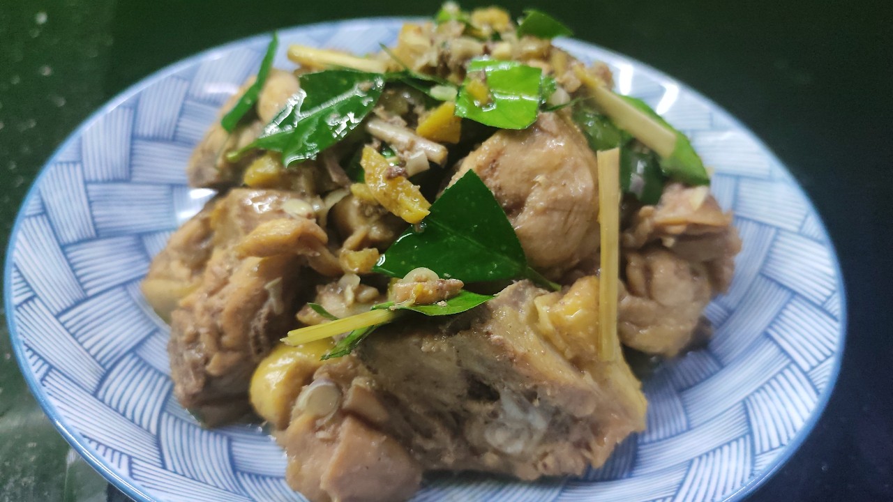 CÁCH LÀM GÀ RANG GỪNG LÁ CHANH THƠM PHỨC