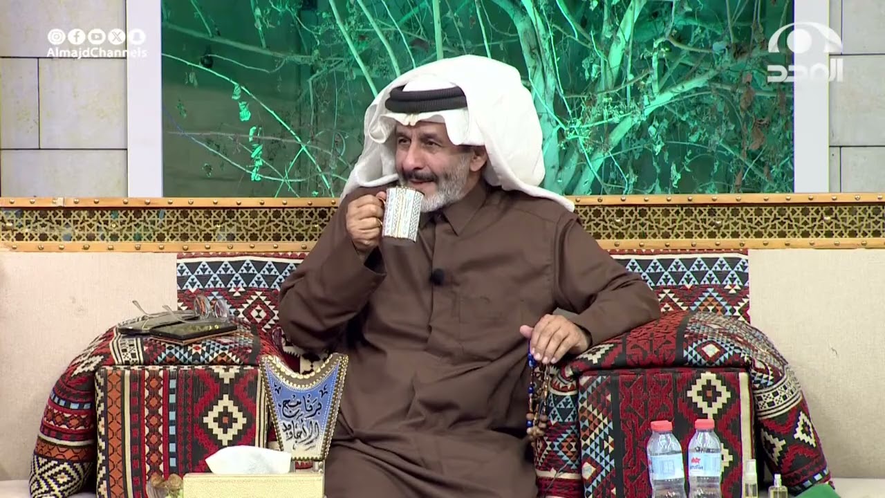 استعار بشت ليقابل الوالي ويتقاسمون العطية…الأول ما أخذ إلا رز! والثاني انكشف قدام الوالي!
