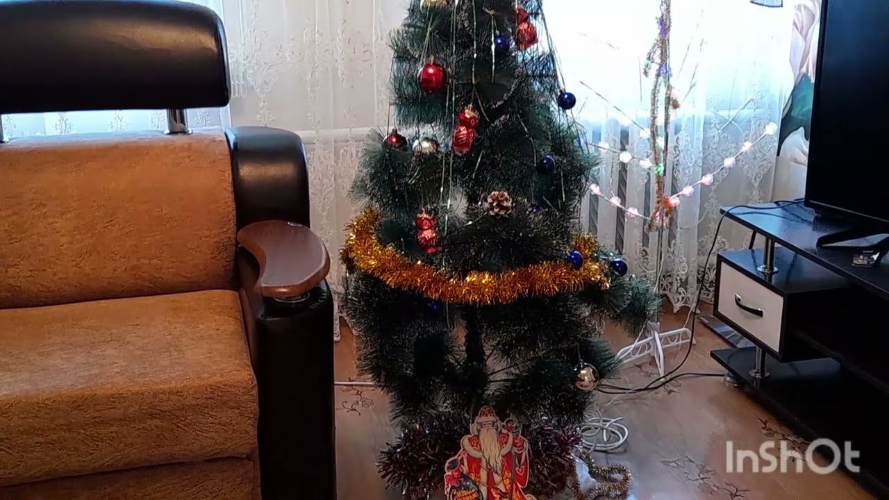 Поставила елочку/ в селе работа не заканчивается/