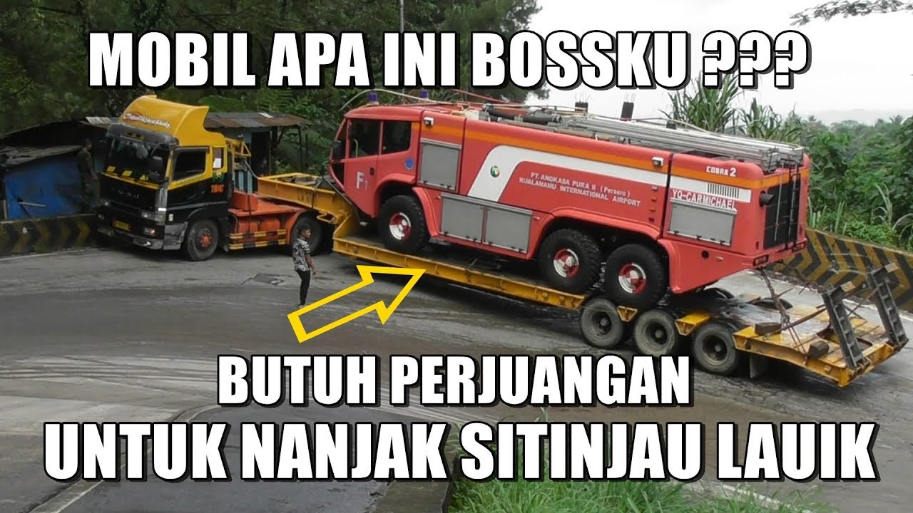 TRUK TRAILER PENGANGKUT MOBIL PEMADAM KEBAKARAN BANDARA KESULITAN NANJAK SITINJAU LAUIK