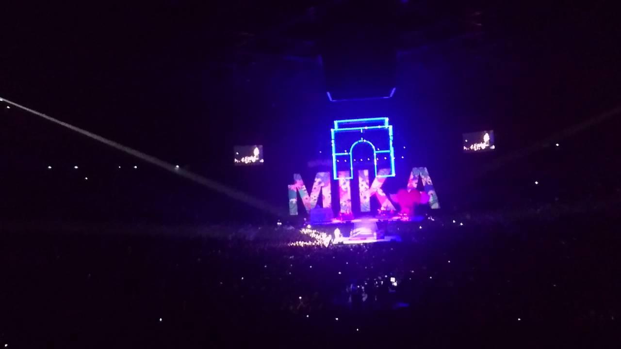 MIKA BERCY 27 MAI 2016 STARING AT THE SUN
