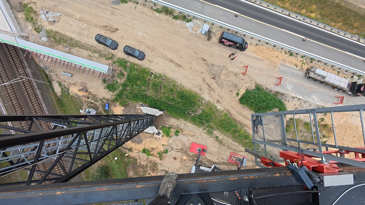 Demontage eines 60 Meter Kranauslegers