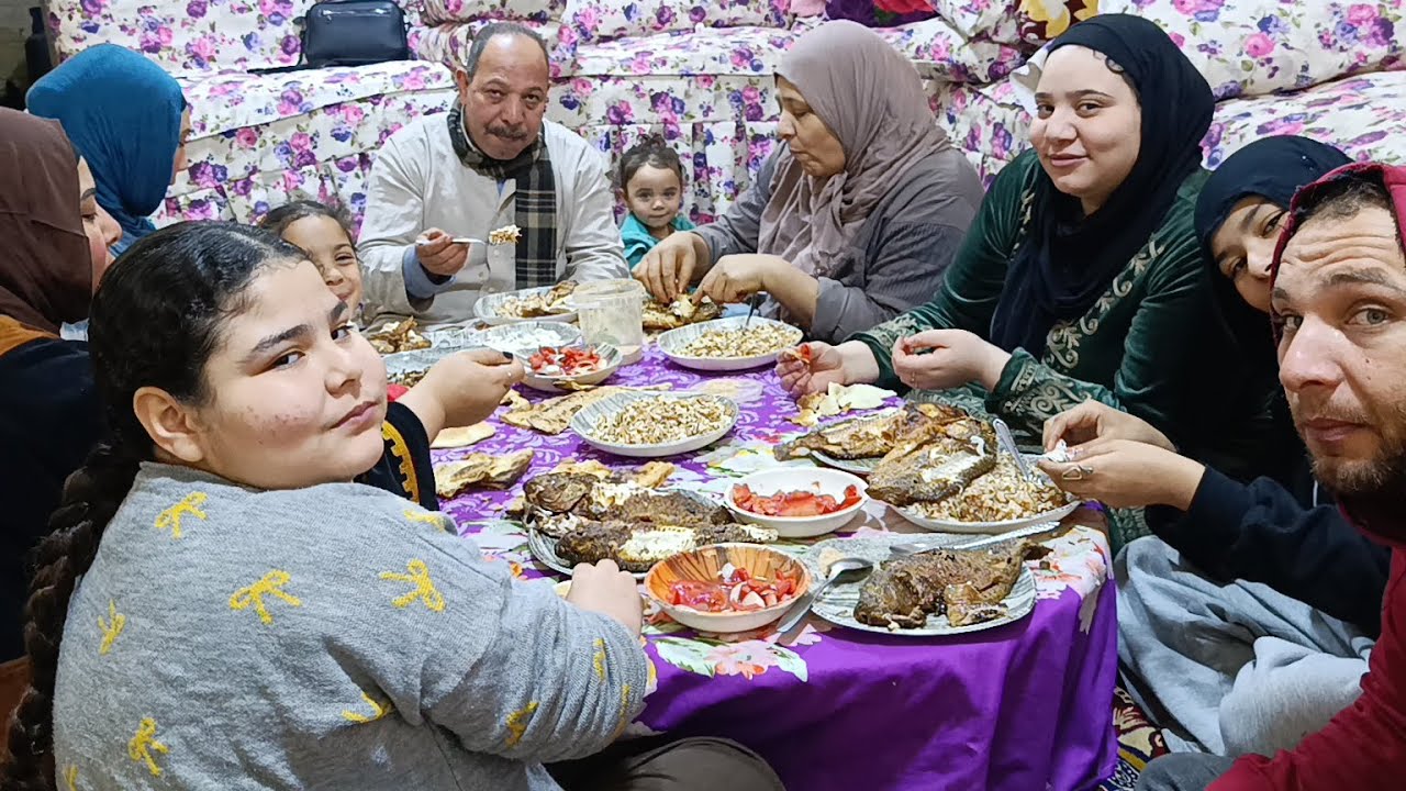 دق دق ساعه رجوعي  من بره على الفطار ولقيت عيوشه عامله ضجه وعاملين سمك مشوي ومقلي 🐠 ورز🐠
