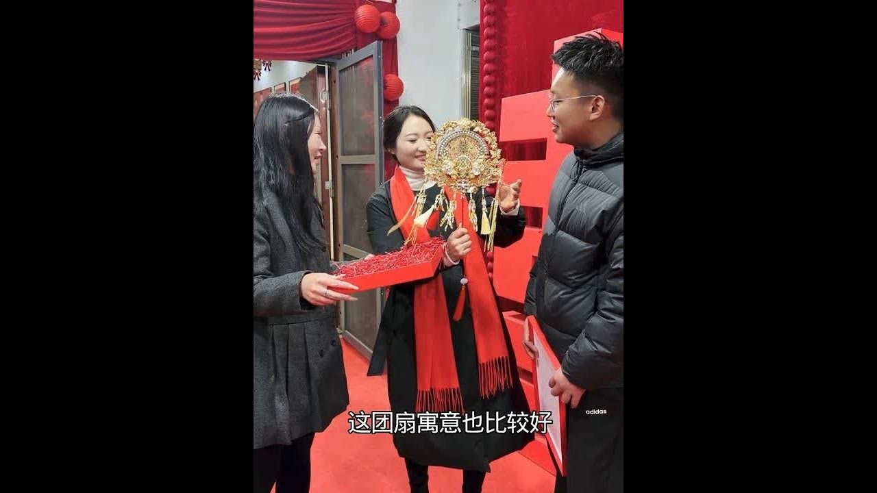 孝可把家里的婚房都布置好了，让我来参观，没想到婆姐给我准备了一份大礼，太感动了。这一刻太幸福。#婚礼现场 #婚礼实拍