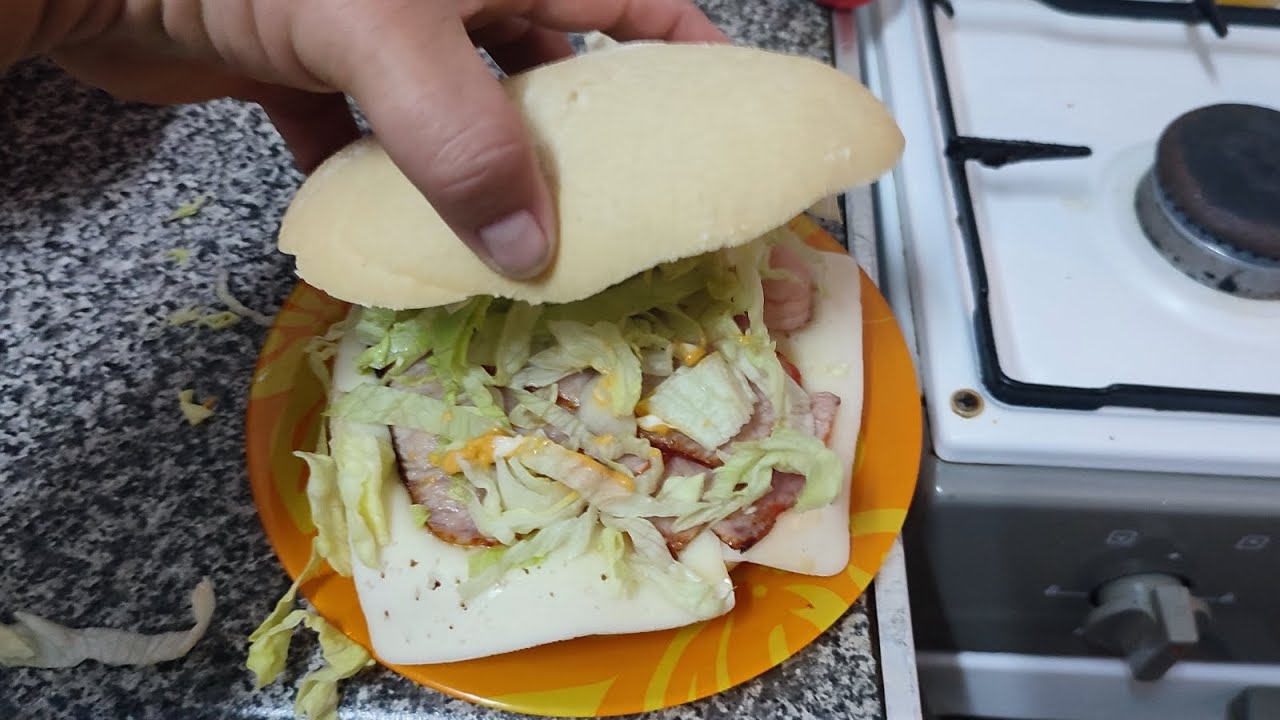bocadillo con lomo adobado con queso y lechuga buen&iacute;sima receta.
