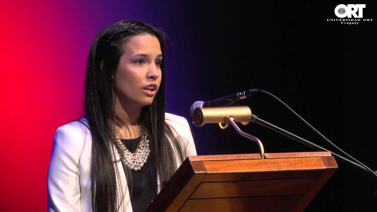 Discurso de Mayra Bouso, Graduada de la Licenciatura en Diseño Gráfico - 02/12/15