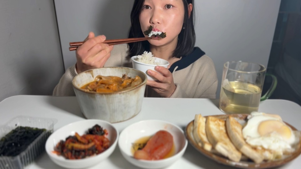 집에 있는 반찬으로 차린 김치찌개, 소담한 한 상 🍲 | 힐링 먹방 ASMR