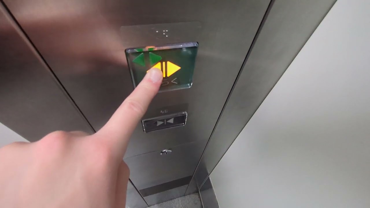 イオンモール神戸南のエレベーター（みなとコート側・左側）