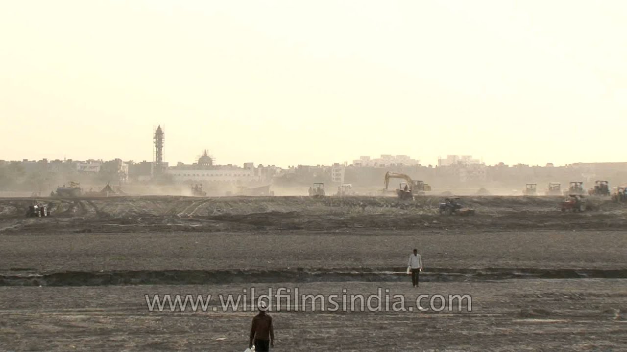 Illegal construction in Delhi along riverine flood plain of Yamuna !