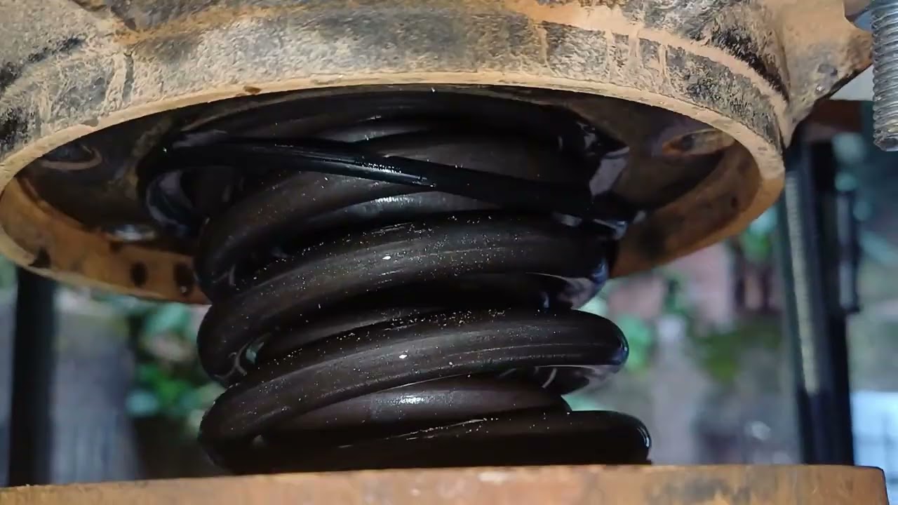 Retirando as molas da percussão do compactador de solo tipo sapo