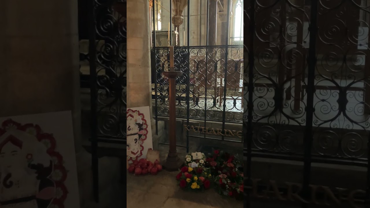 Гробница Екатерины Арагонской, первой жены Генриха VIII, умершей от рака в 1536 году. 