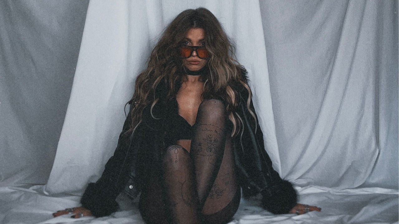 Cl&ouml;die - NIE IDEALNA (Official Visualiser)