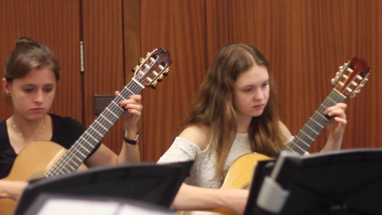 Guitarreando on the Pacific Way