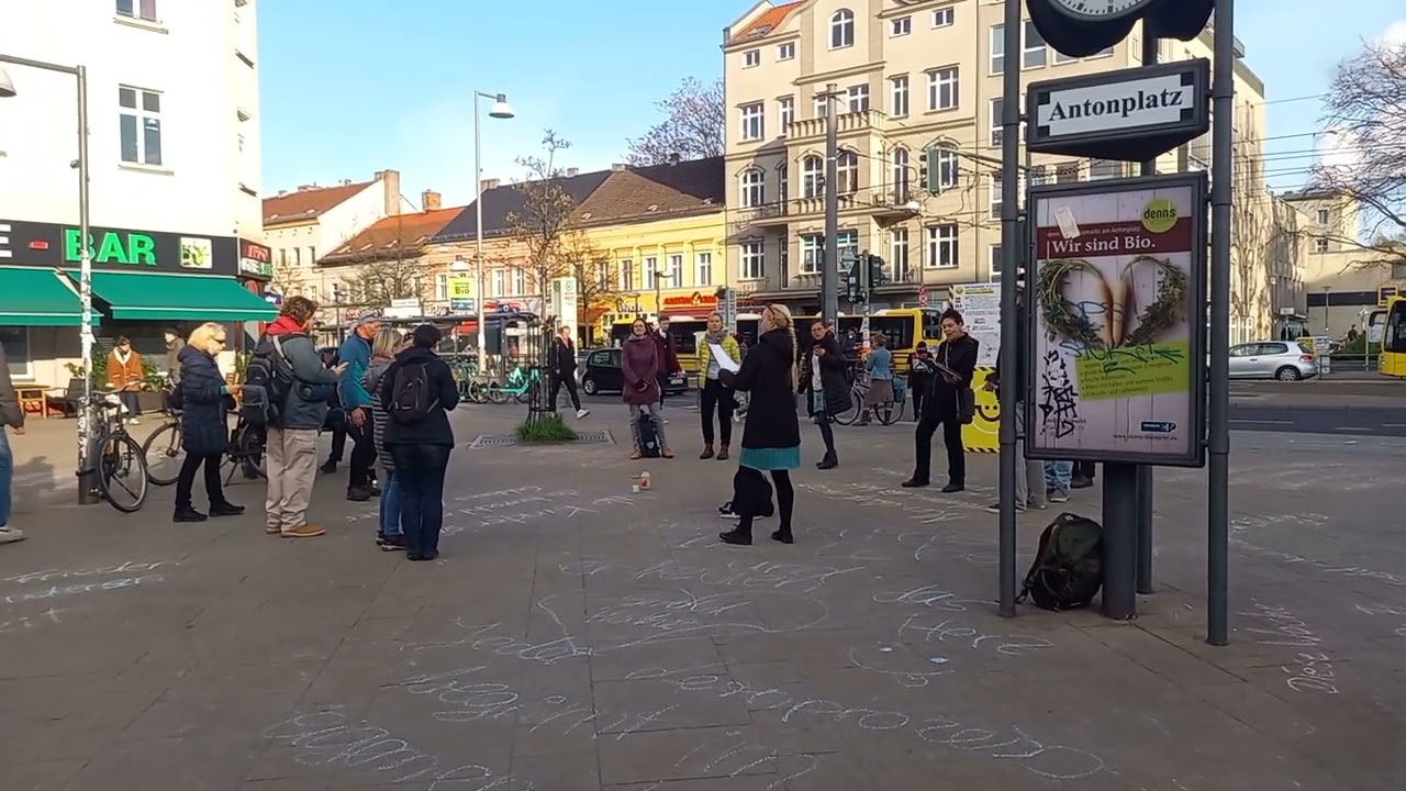 Mitmachaktion auf dem Antonplatz in Berlin Weißensee