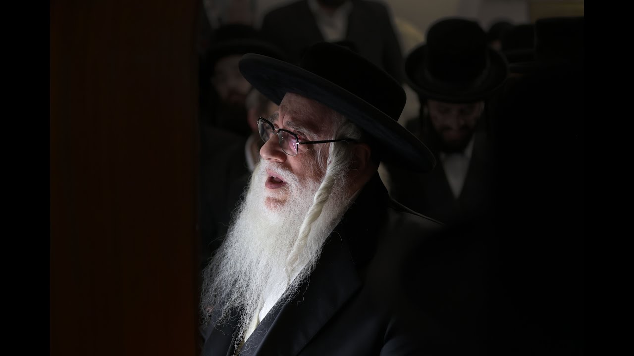 👑 האדמו''ר מצאנז מתפלל בבכיות על קבר רשב''י | Sanz Rabbi in Meron 👑