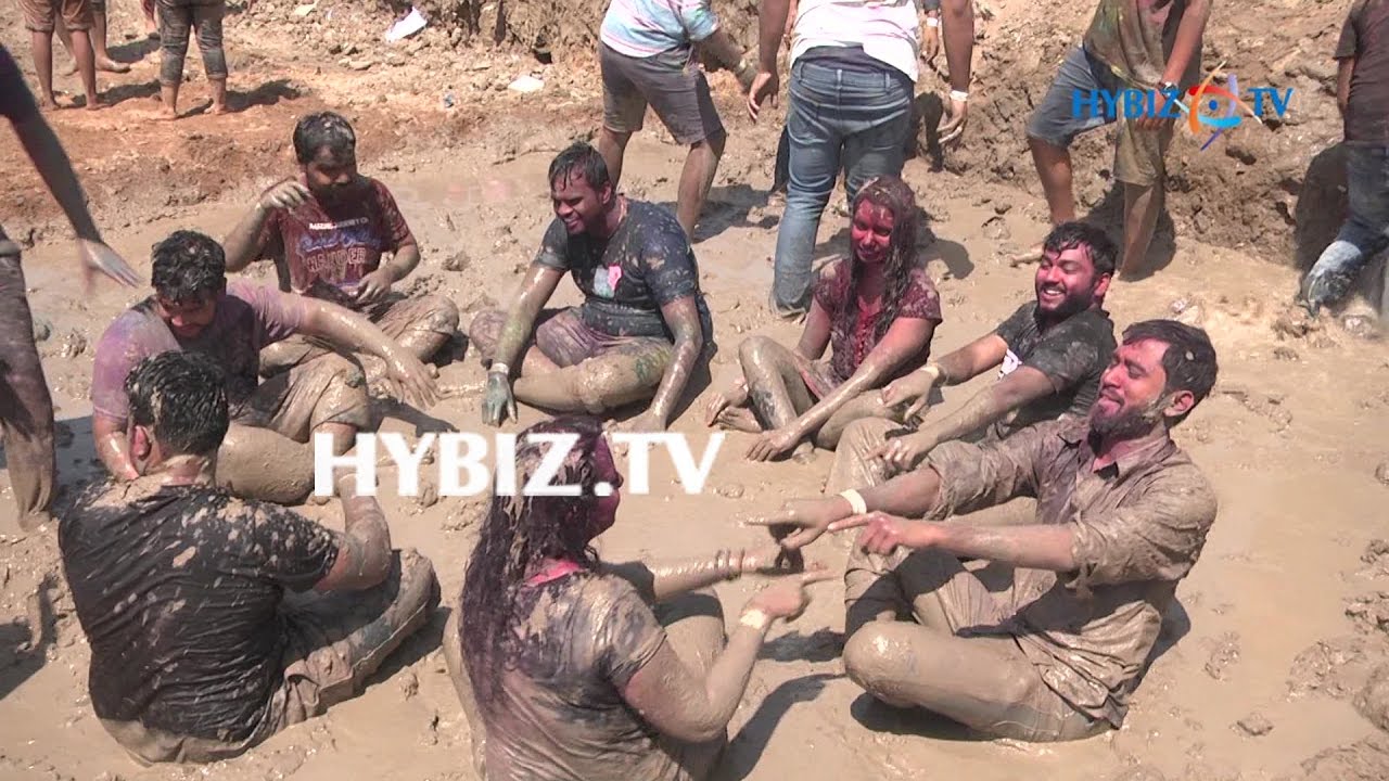 Holi Celebrations in Hyderabad | Festival of colors 2017 Mud Dance by youth in Hyderabad | Hybiz TV