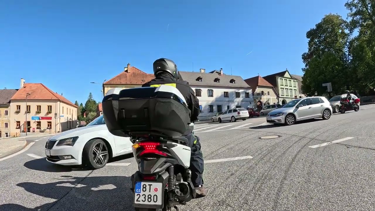 19.9.2025, 03-2 díl z 08, Loučovice - Vyšší Brod, 2 x Honda Forza 125, přední kamera