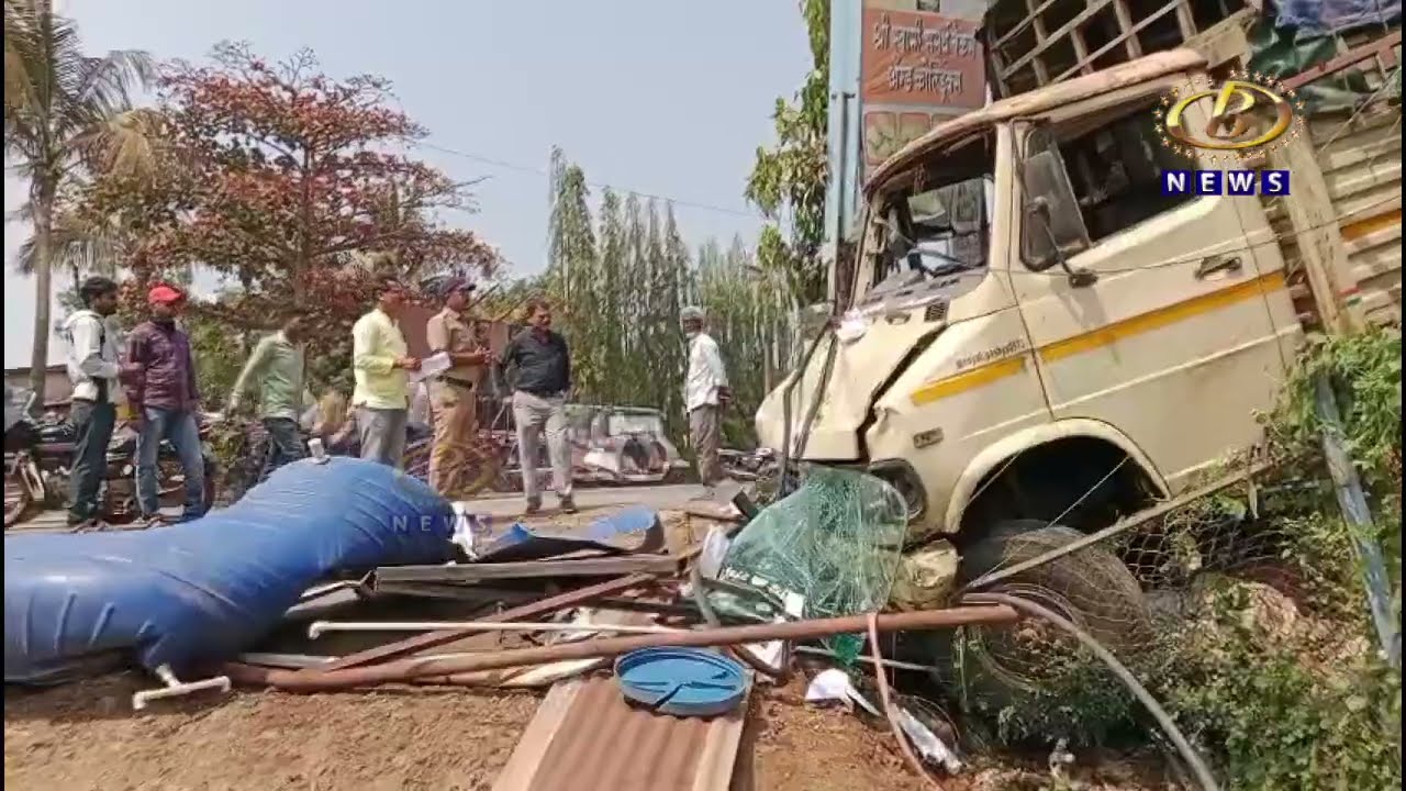 ब्रेक फेल झालेल्या टेम्पोमुळं पळापळ, तीन दुचाकींना धडकून टेम्पो झाडावर आदळला