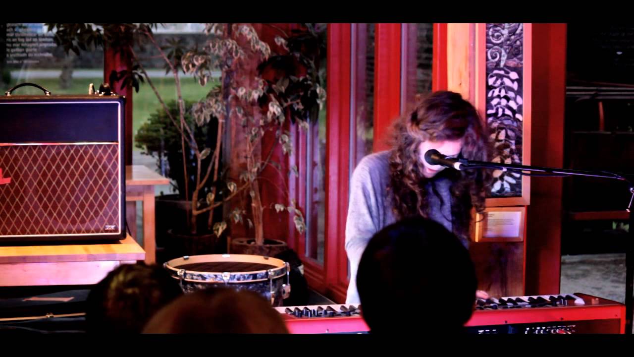 Rae Morris - Walls (Live @ Stornoway Woodlands)