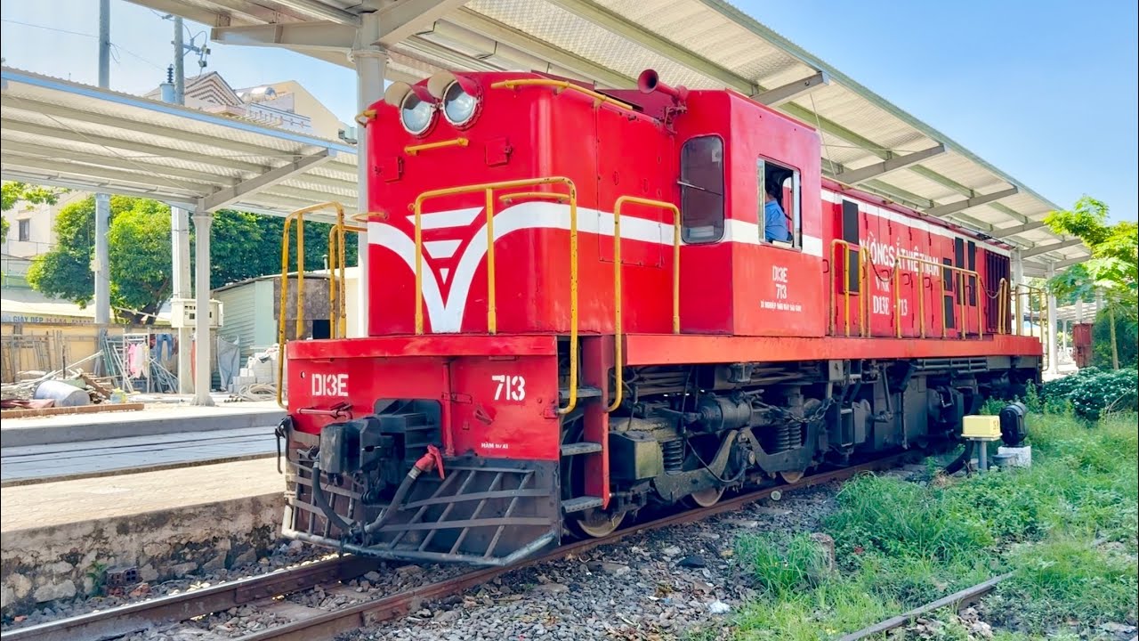 Tàu Hoả Việt Nam - Các Đoàn Tàu Chở Khách Và Chở Hàng Ngày Đêm Chạy Qua Ga Dĩ An 