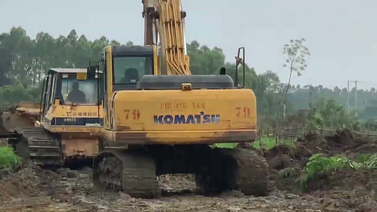 Máy Xúc Máy Ủi Tạo Mặt Bằng Ở Vũng Bùn Lầy 