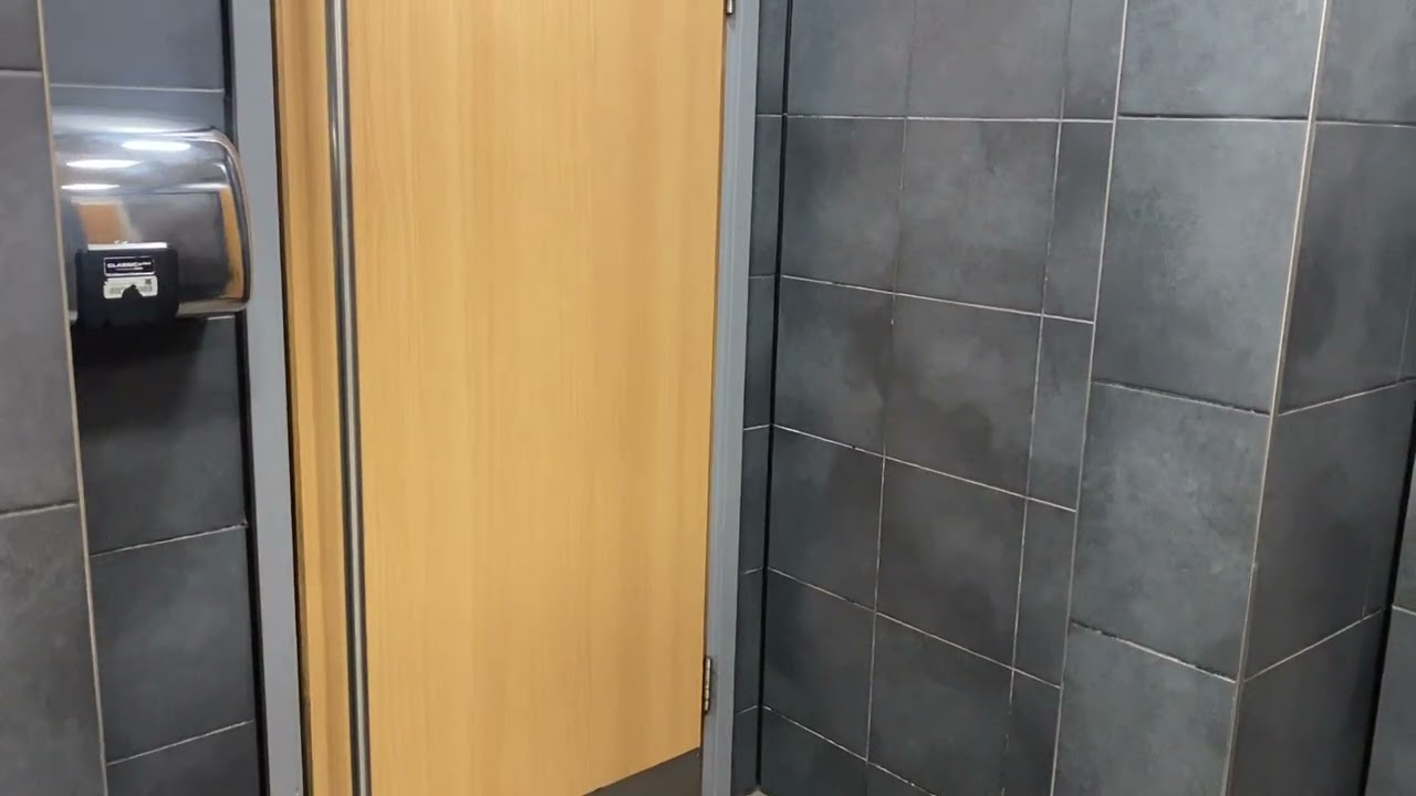 AirDri Classic+ and AirDri Quad at McDonald’s, Oxford Street, Manchester 🚹