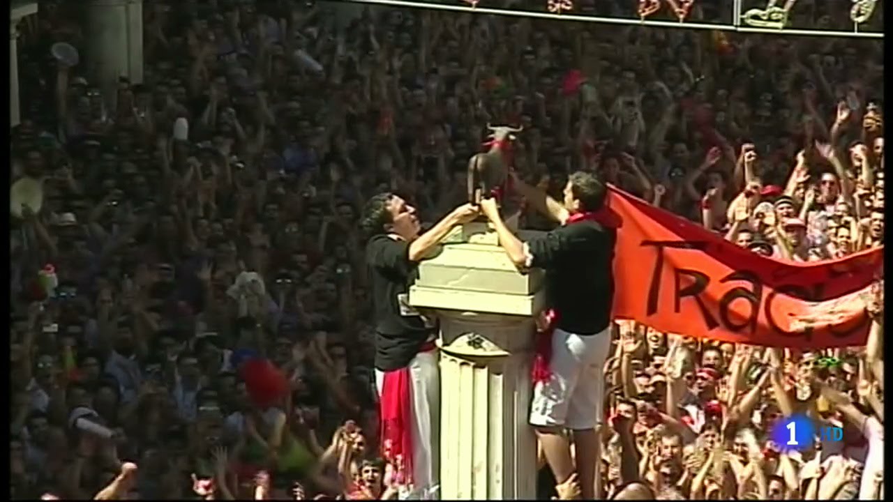 TERUEL - Colocan el pañuelo al Torico tras el toque del Campanico 2014