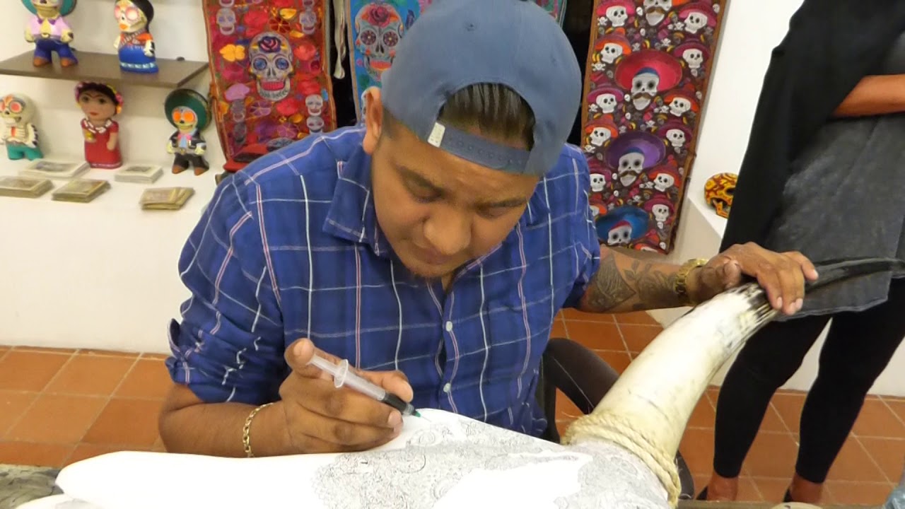 Cabo Kero Artist paints with syringe