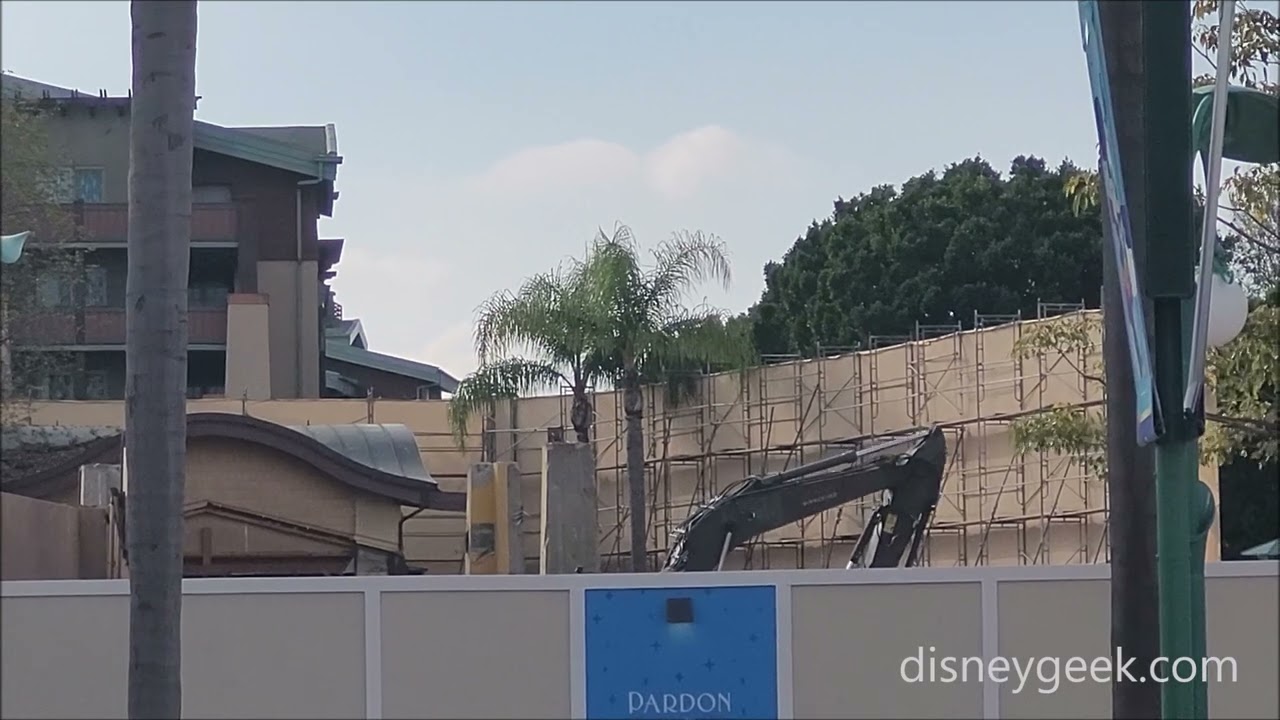 Downtown Disney: La Brea Bakery/Earl of Sandwich Demolition for Porto's Bakery (1/23/25)
