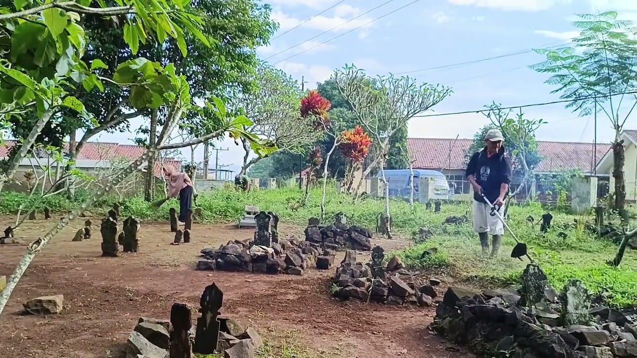 SAMBUT RAMADHAN, PULUHAN WARGA GOTONG ROYONG MEMBERSIHKAN TPU DESA SINARGALIH. 