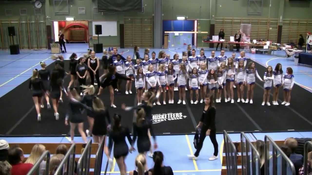 Juluppvisning - Musketeers Funky Cheer.